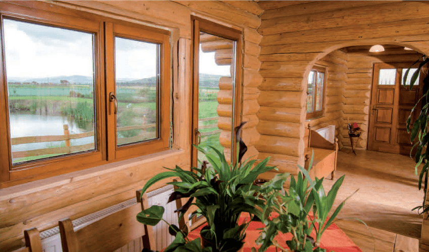 Ferestre cu geam triplu în lemn: performanță termică și eficiență energetică