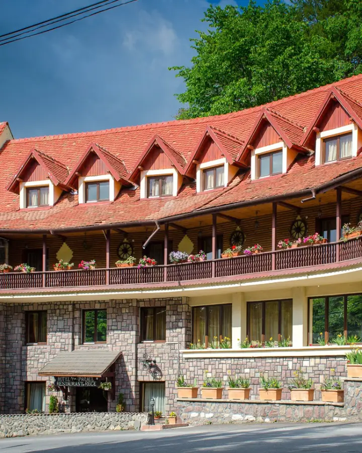 Tâmplărie din lemn pentru pensiuni și cabane: confort, stil rustic și eficiență energetică