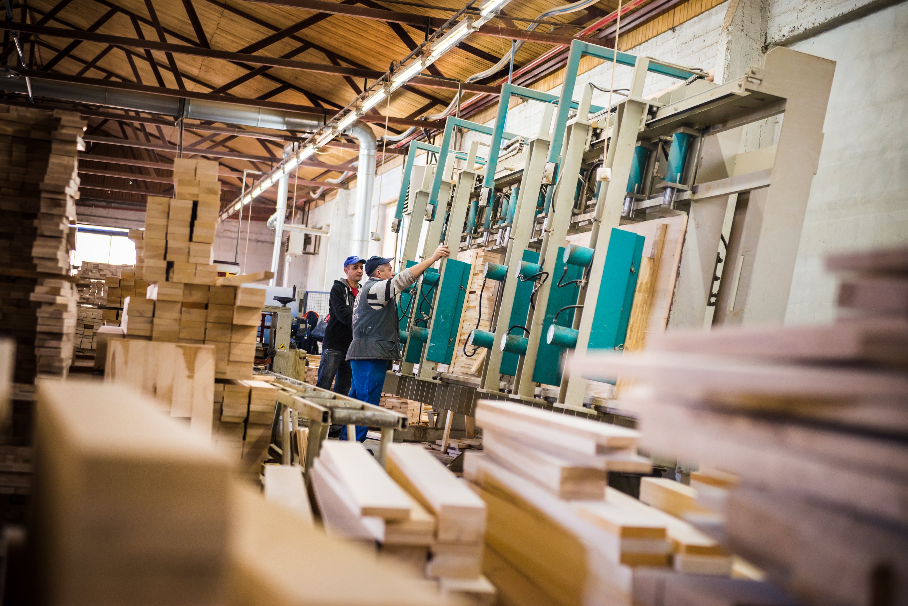 Procesul de producție al tâmplăriei din lemn masiv la BucinMob: Calitate și atenție la detalii