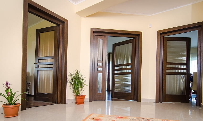 Lemnul în designul interior – cum contribuie ferestrele și ușile din lemn la confortul casei