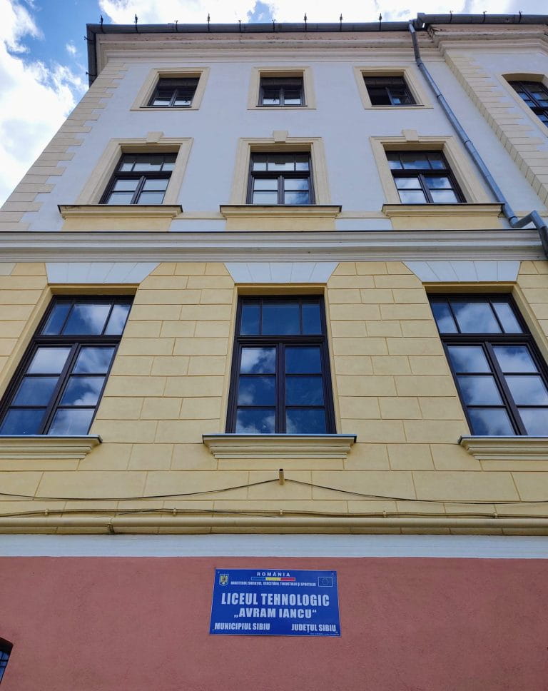 Tâmplărie din lemn pentru Liceul Tehnologic Avram Iancu din Sibiu: 88 de ferestre și 25 de uși realizate într-un proiect complex