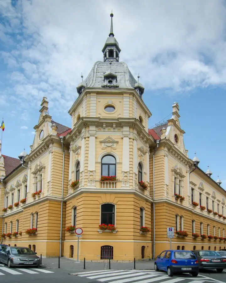 Uși și ferestre din lemn pentru clădiri istorice: soluții cu respect pentru arhitectură