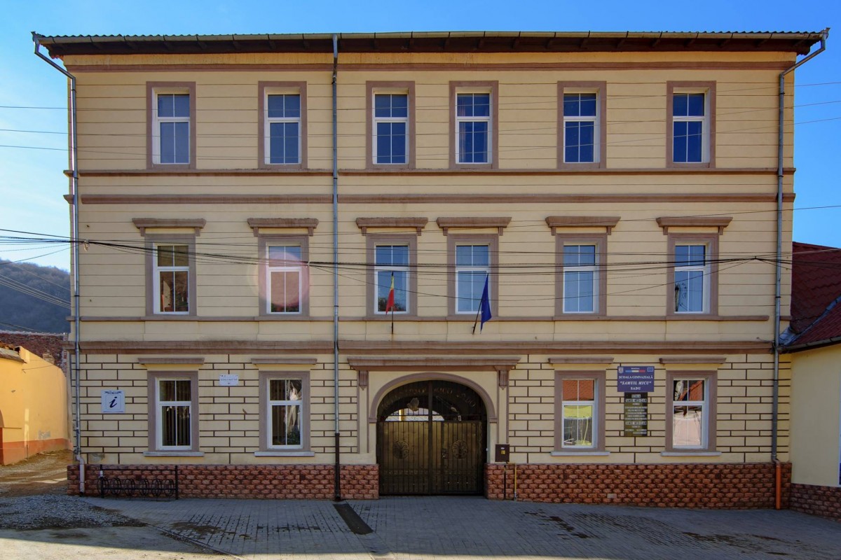 Town hall, school, and shopping center in Sadu