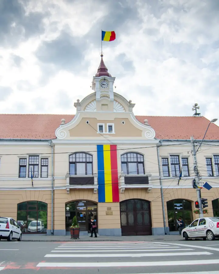 Ferestre și uși din lemn pentru Sediul Primăriei Municipiului Reghin: un proiect realizat în mai multe etape