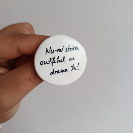 Broșe - Brosa mesaj - Nu-mi strica outfitul cu drama ta!