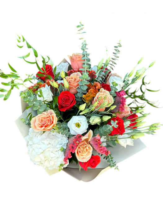 Buchet elegant cu trandafiri, hortensie, celosia, lisianthus și eucalipt – aranjament floral proaspăt și rafinat [4]