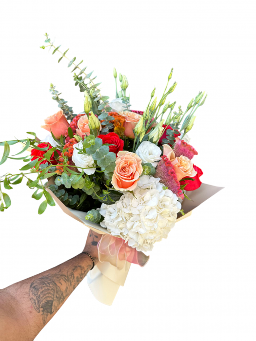 Buchet elegant cu trandafiri, hortensie, celosia, lisianthus și eucalipt – aranjament floral proaspăt și rafinat [5]