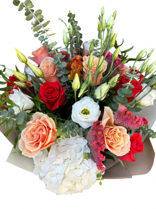 Buchet elegant cu trandafiri, hortensie, celosia, lisianthus și eucalipt – aranjament floral proaspăt și rafinat [3]