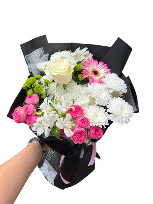 Buchet floral premium cu trandafiri, minirosa, crizantemă, hortensie și alstroemeria – eleganță și prospețime [2]