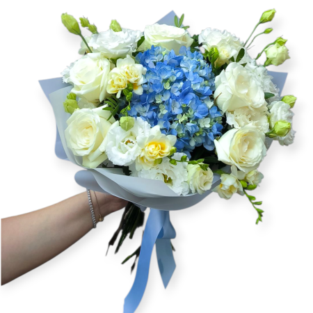 Buchete Trandafiri - Buchet Elegant cu Hortensie și Trandafiri Albi Buqueteria