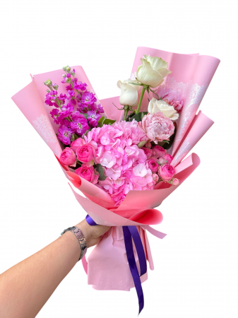 Buchete Trandafiri - Buchet elegant cu trandafiri, minirosa, bujori, mathiola și hortensie – aranjament floral proaspăt și rafinat