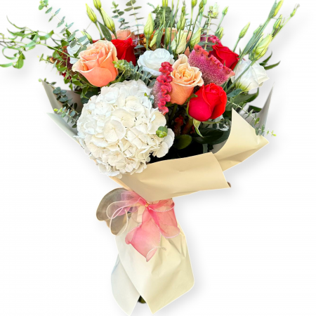 Buchete Trandafiri - Buchet elegant cu trandafiri, hortensie, celosia, lisianthus și eucalipt – aranjament floral proaspăt și rafinat