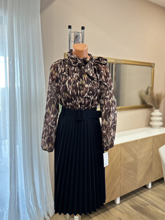 Bluză elegantă cu funda și inserții aurii - maro [2]