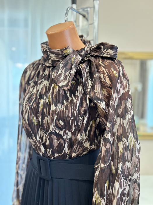 Bluză elegantă cu funda și inserții aurii - maro [1]