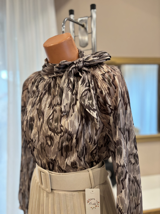 Bluză elegantă cu funda și inserții aurii - bej [4]