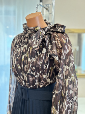 Bluze - Bluză elegantă cu funda și inserții aurii - maro