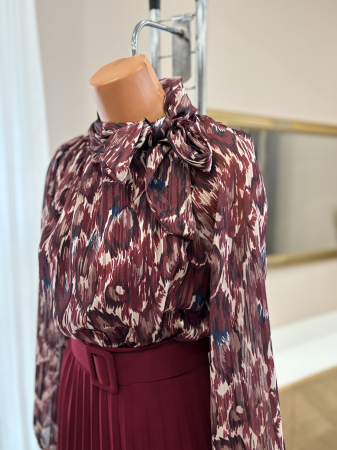 Bluze - Bluză elegantă cu funda și inserții aurii - vișiniu