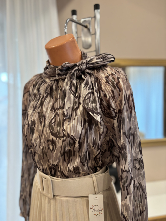 Bluză elegantă cu funda și inserții aurii - bej [3]