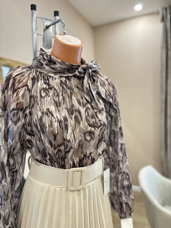 Bluză elegantă cu funda și inserții aurii - bej [2]