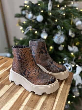 Încălțăminte - Botine croco maro din piele naturală – Made in Romania