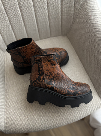 Încălțăminte - Botine croco maro din piele naturală – Made in Romania -