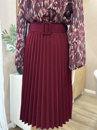 Bluze - Fustă vișinie plisată cu curea