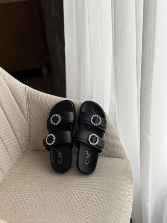 Încălțăminte - Papuci negrii - barete accesoriu