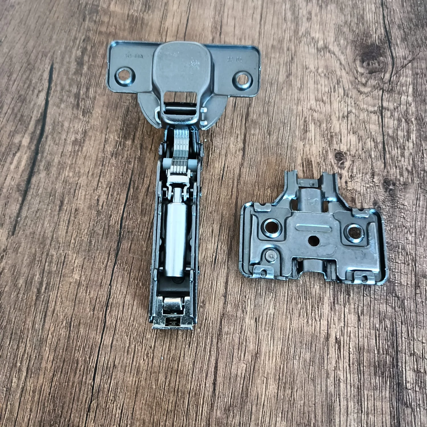 Fekete HDD Kivetőpánt -  csillapítóval és 3D beállítással [8]
