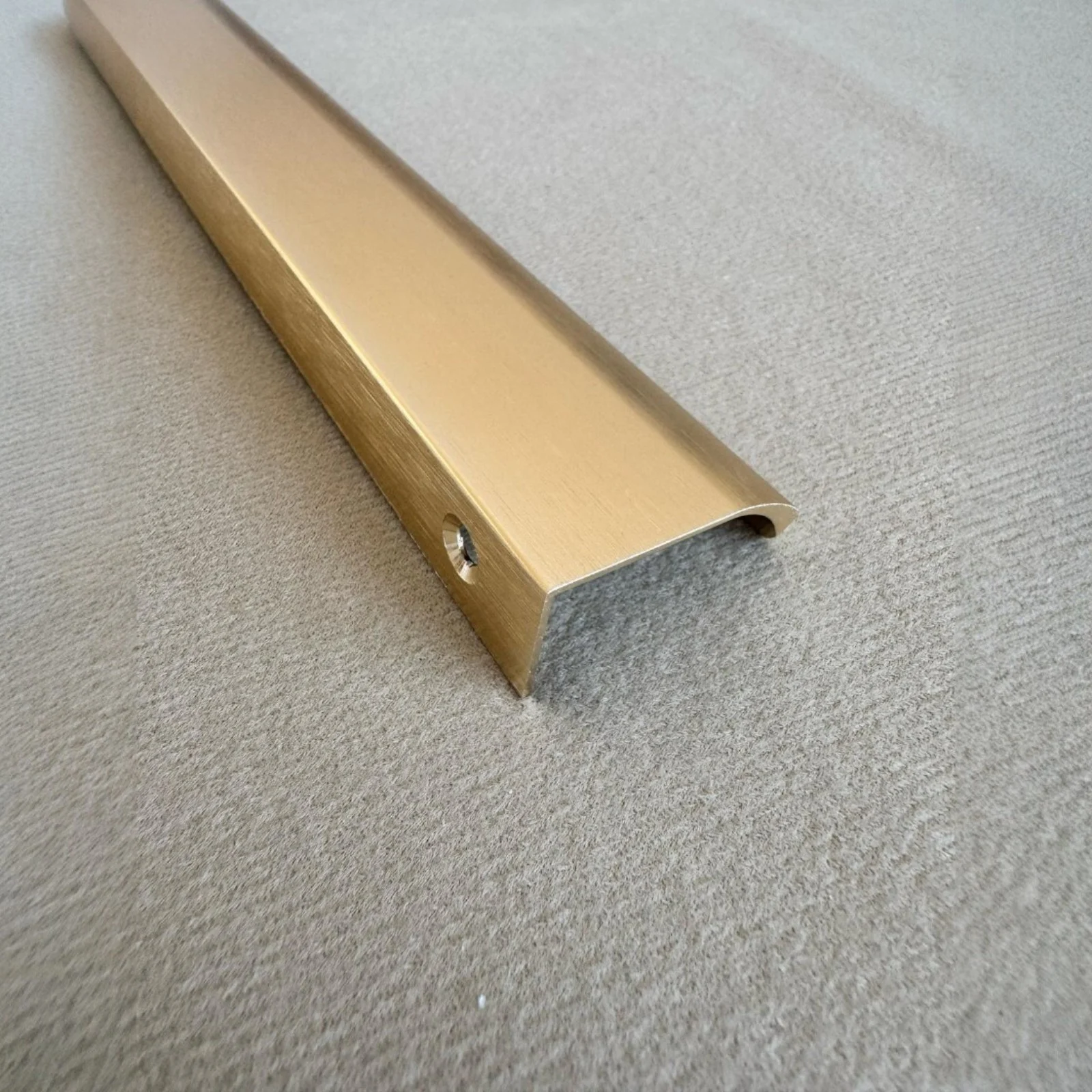 Bútorfogantyúk és bútorgombok - Edge butorfogantyú – szálcsiszolt arany