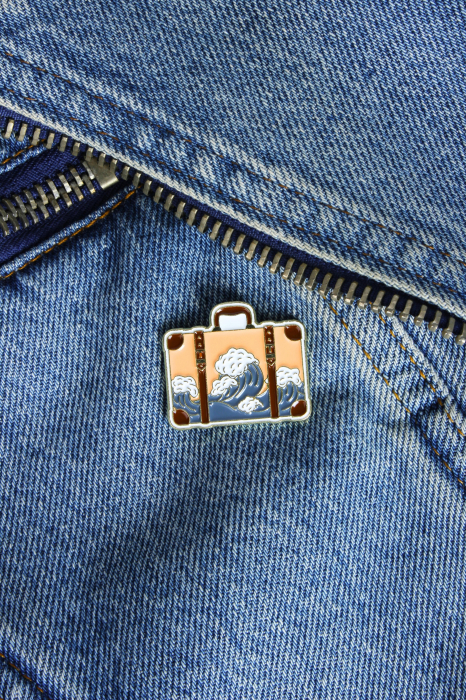 Pin Metalic Suitcase Waves [2]