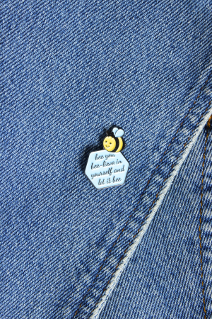 Pin Metalic Bee You [1]