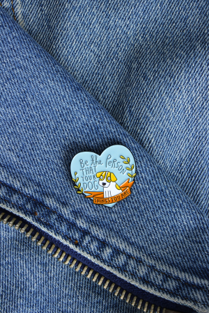 Pin Metalic Dog Person [1]