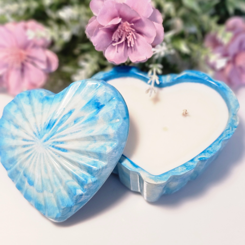 Lumânări în recipiente - LUMÂNARE PARFUMATĂ LILIAC, RECIPIENT CERAMIC INIMĂ