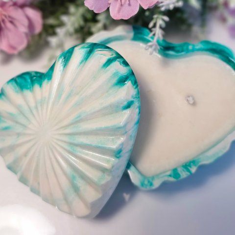 Lumânări în recipiente - LUMÂNARE PARFUMATĂ ,, NOAPTE DULCE” RECIPIENT CERAMIC INIMĂ 75 GR