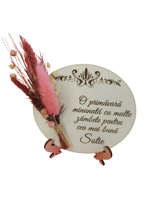 Martisor oval cu flori uscate și suport [1]