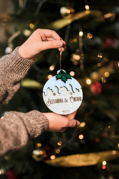 Glob din lemn personalizat pentru cuplu 2025 – cadoul ideal de Crăciun [2]