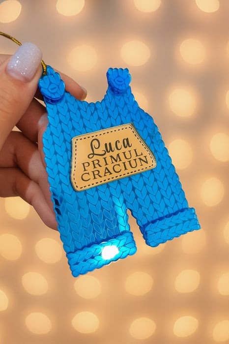 Glob personalizat „Primul Crăciun” băiețel – salopetă albastră [1]