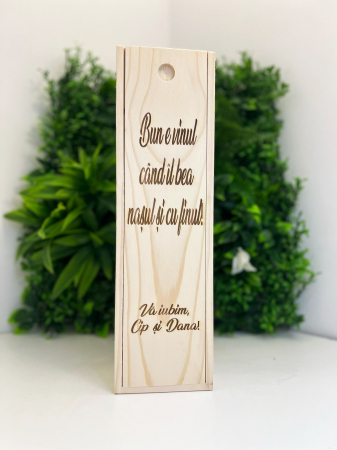 PROMOȚIA LUNII - Cutie Vin Personalizată "Bun e vinul când îl bea nașul și cu finul!"