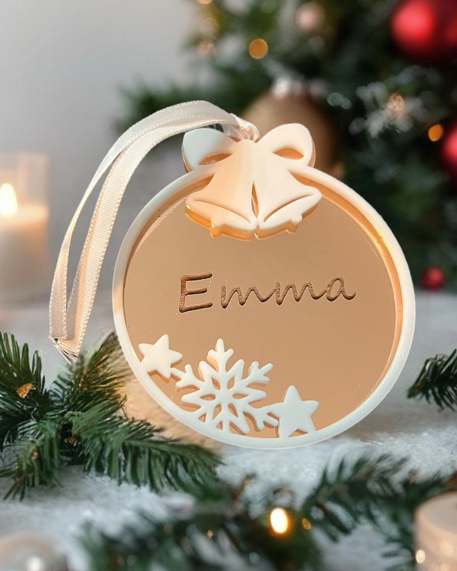 Globuri Personalizate - Glob personalizat de Crăciun – Model Alb & Rose Gold cu Nume, Ornament Elegant de Brad | Cadouri Lemn