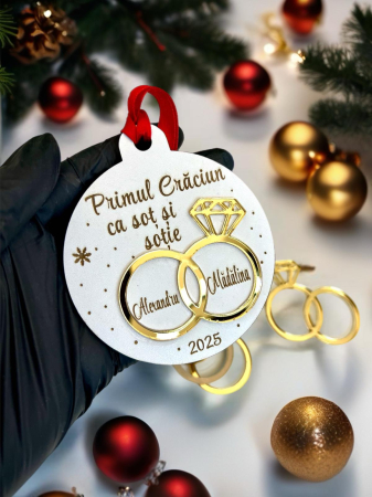 Globuri Crăciun - Glob personalizat pentru mirii 2025 – Lemn și Plexiglass Auriu cu Numele Mirilor