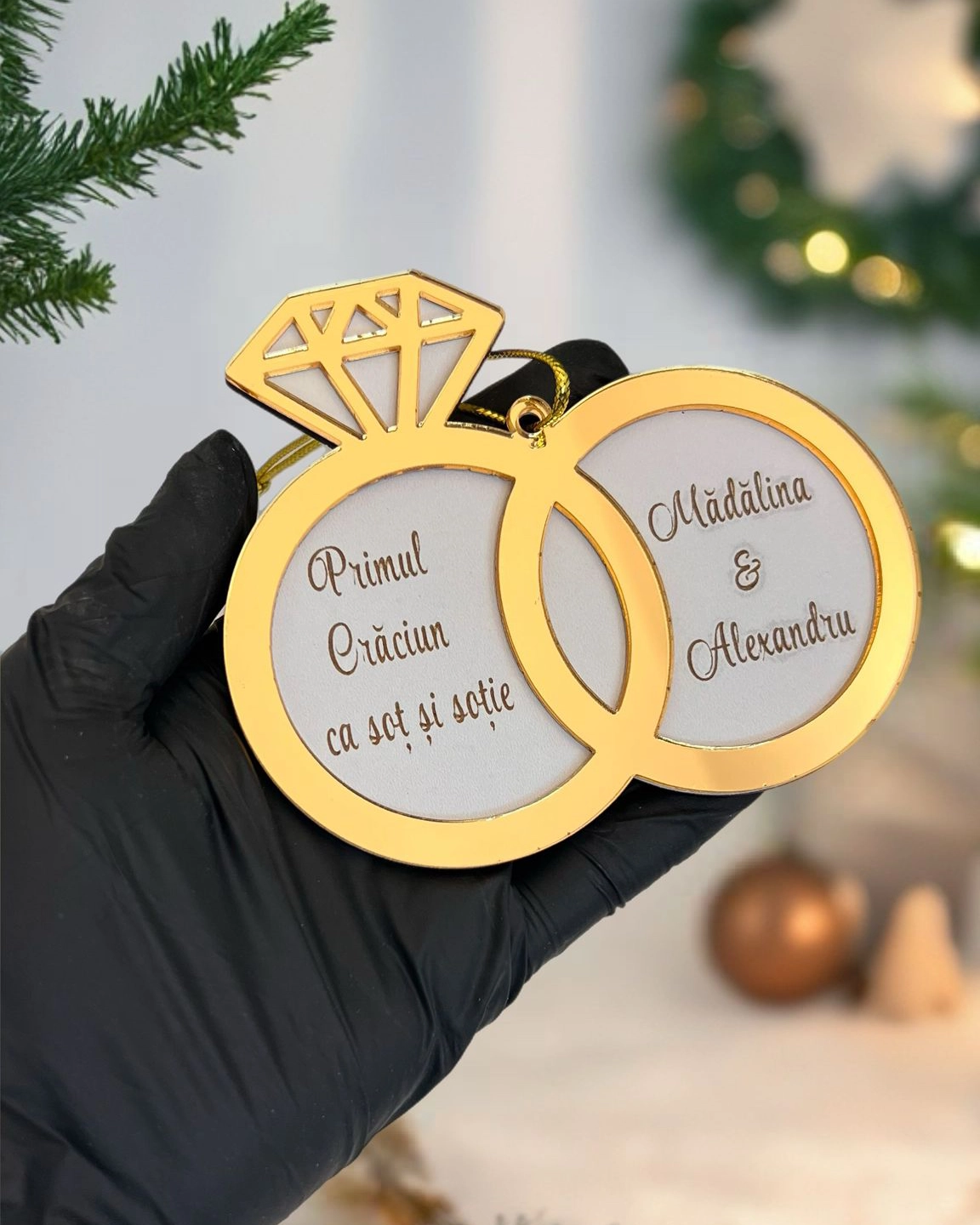 Globuri Personalizate - Glob personalizat de Crăciun – Primul Crăciun ca soț și soție, model inele aurii din plexiglass oglindă | Cadouri Lemn