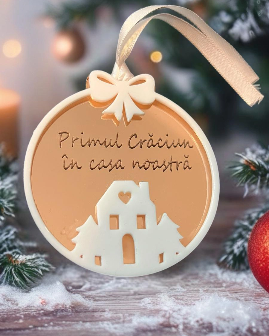 Globuri Personalizate - Glob personalizat de Crăciun – „Primul Crăciun în casa noastră”, Model Alb & Rose Gold | Cadouri Lemn