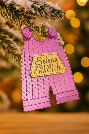 Globuri Personalizate - Glob personalizat „Primul Crăciun” roz oglindă pentru fetițe – ornament elegant din plexiglass | Cadouri Lemn