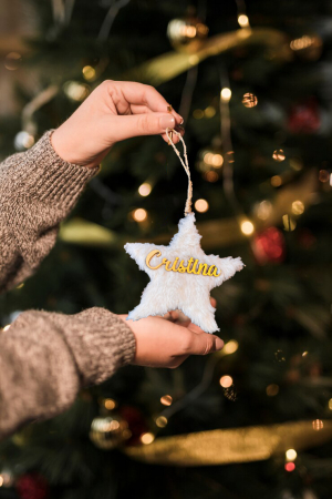 Globuri Crăciun - Ornament stea cu blăniță și nume personalizat auriu – un strop de eleganță în bradul tău de Crăciun