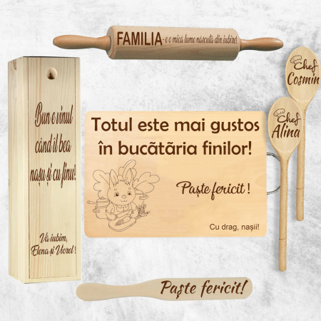 Cadouri Paște - Set Cadou Paște pentru Fini – Personalizat cu Cutie pentru Sticlă de Vin, Tocător, Sucitor și Linguri din Lemn