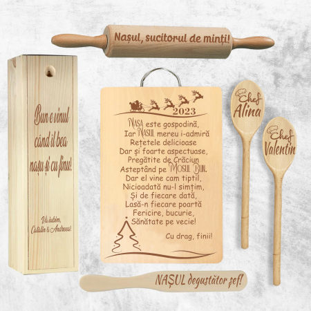 Set cadou Crăciun pentru Nași – cu tocător gravat, linguri, sucitor și cutie de vin personalizată Set cadou Crăciun pentru Nași – cu tocător gravat, linguri, sucitor și cutie de vin personalizată