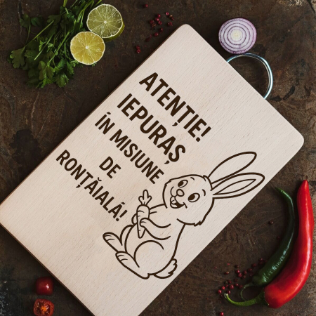 Cadouri Paște - Tocător personalizat „Atenție! Iepuraș în misiune de ronțăială!