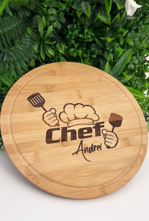 PROMOȚIA LUNII - Tocător rotund din bambus gravat – "Chef Andrei" – Cadoul perfect pentru orice bucătar pasionat