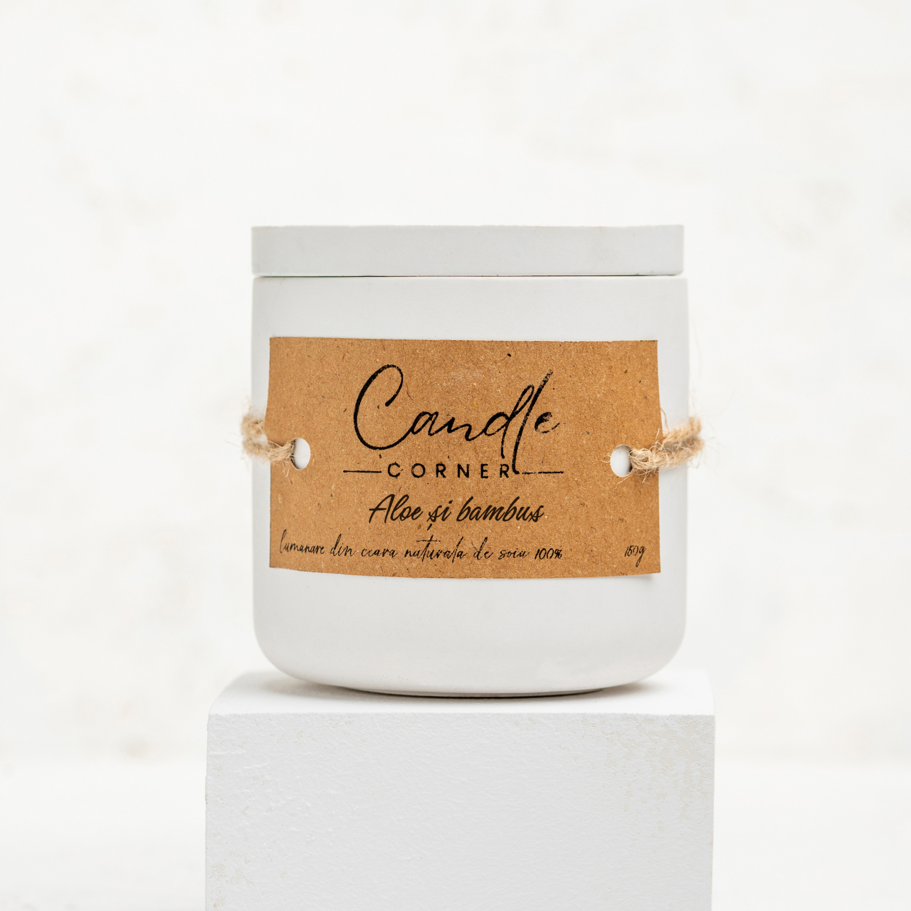 Lumanare parfumata handmade din ceara naturala de soia 100%, aroma Aloe si bambus, Recipient ceramic alb, 150 g [4]