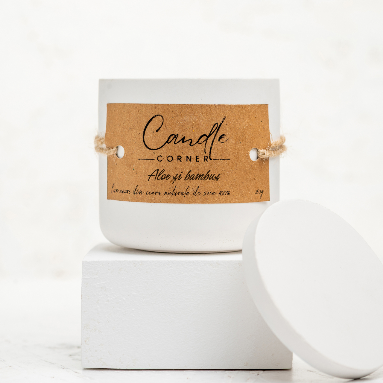 Lumanare parfumata handmade din ceara naturala de soia 100%, aroma Aloe si bambus, Recipient ceramic alb, 150 g [2]